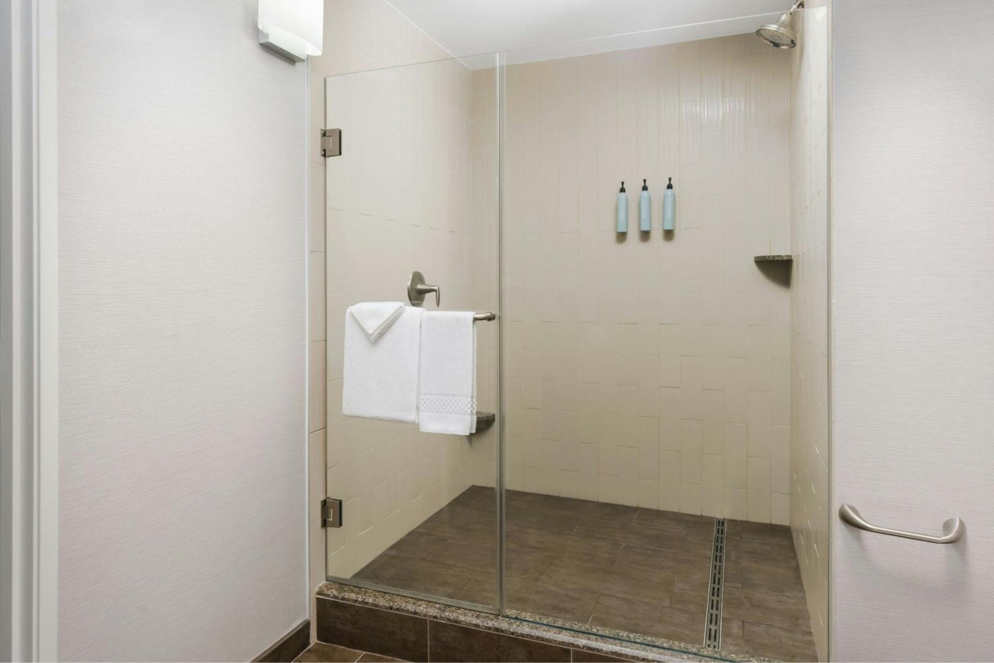 Courtyard By Marriott Los Angeles Woodland Hills Exterior foto