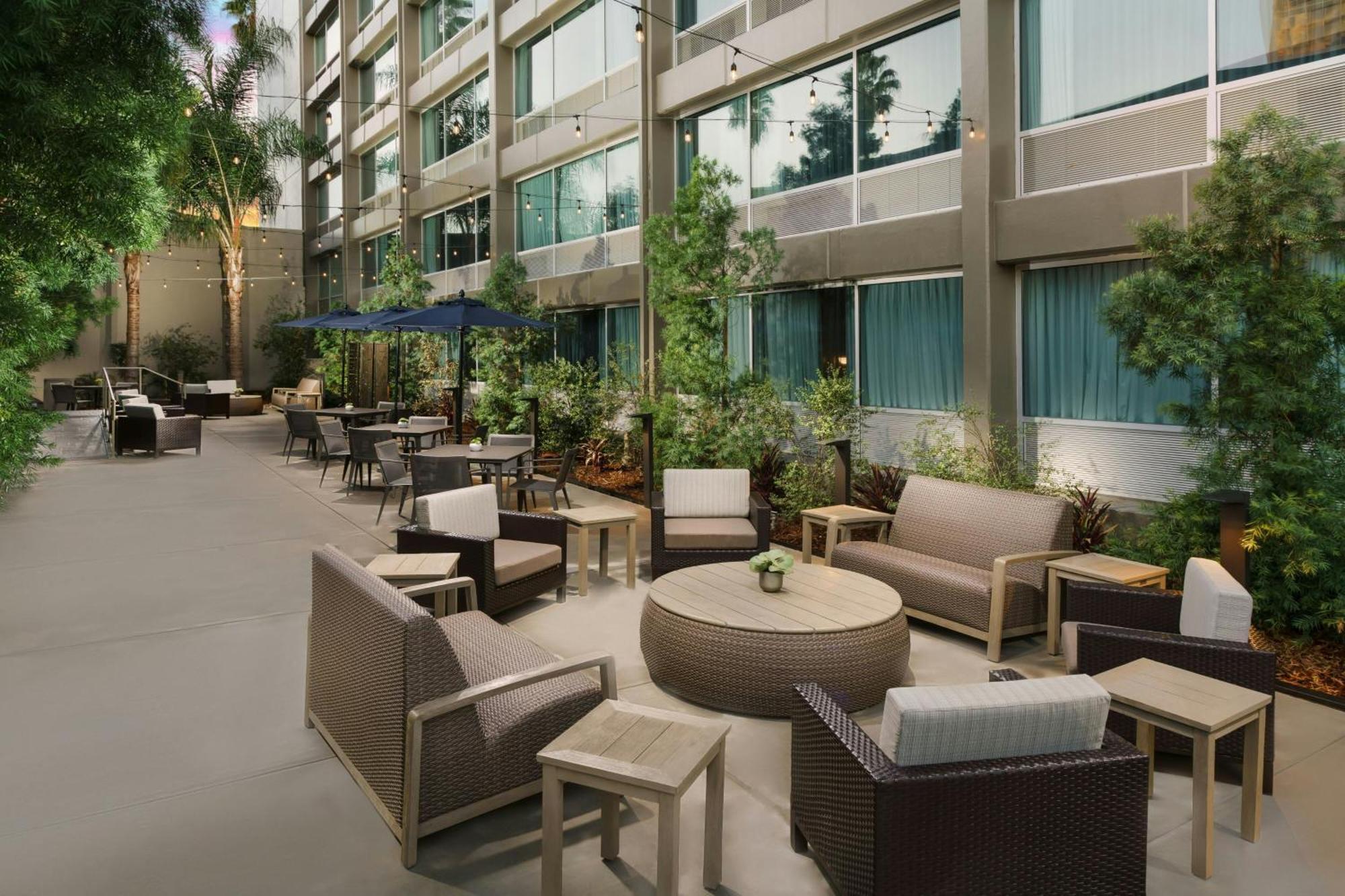 Courtyard By Marriott Los Angeles Woodland Hills Exterior foto
